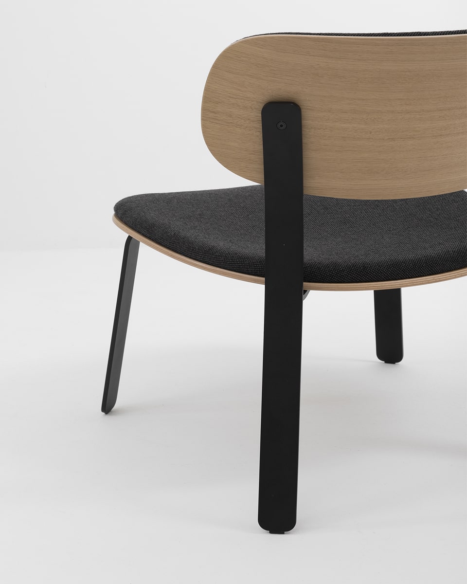כסא-לאונג'-מרופד-מינימליסטי-מעוצב-עץ-ומתכת-בסגנון-נורדי-סקנדינבי