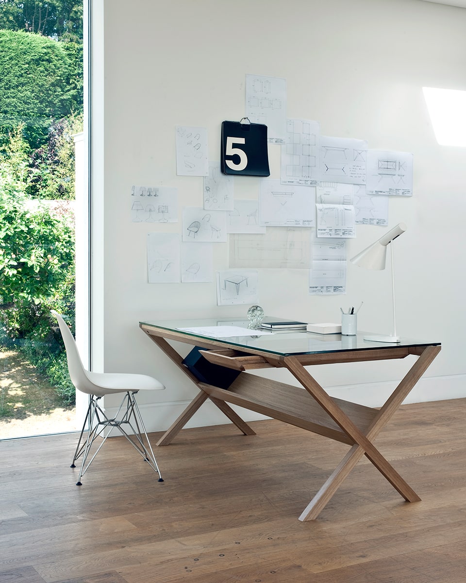 שולחן-כתיבה-שולחן-עבודה-עמדת-עבודה-נורדית-סקנדינבית-מעץ-וזכוכית-פינת-עבודה-סקנדינבית-לילדים