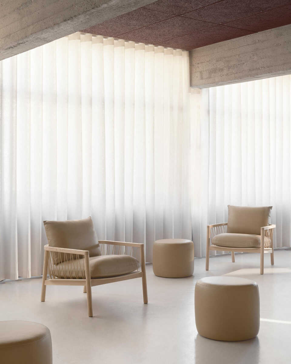 כורסת עץ אלון מולבן Enzo - Idana Furniture