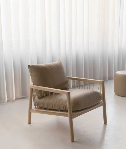 כורסת עץ אלון מולבן Enzo - Idana Furniture