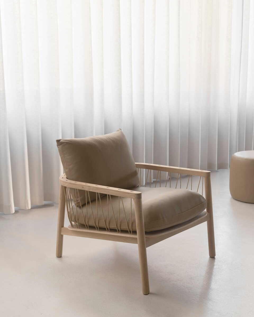 כורסת עץ אלון מולבן Enzo - Idana Furniture