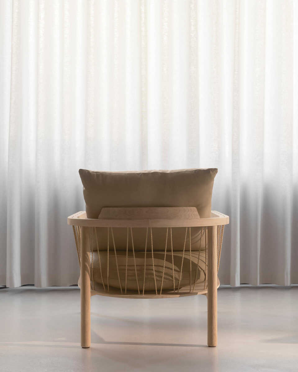 כורסת עץ אלון מולבן Enzo - Idana Furniture