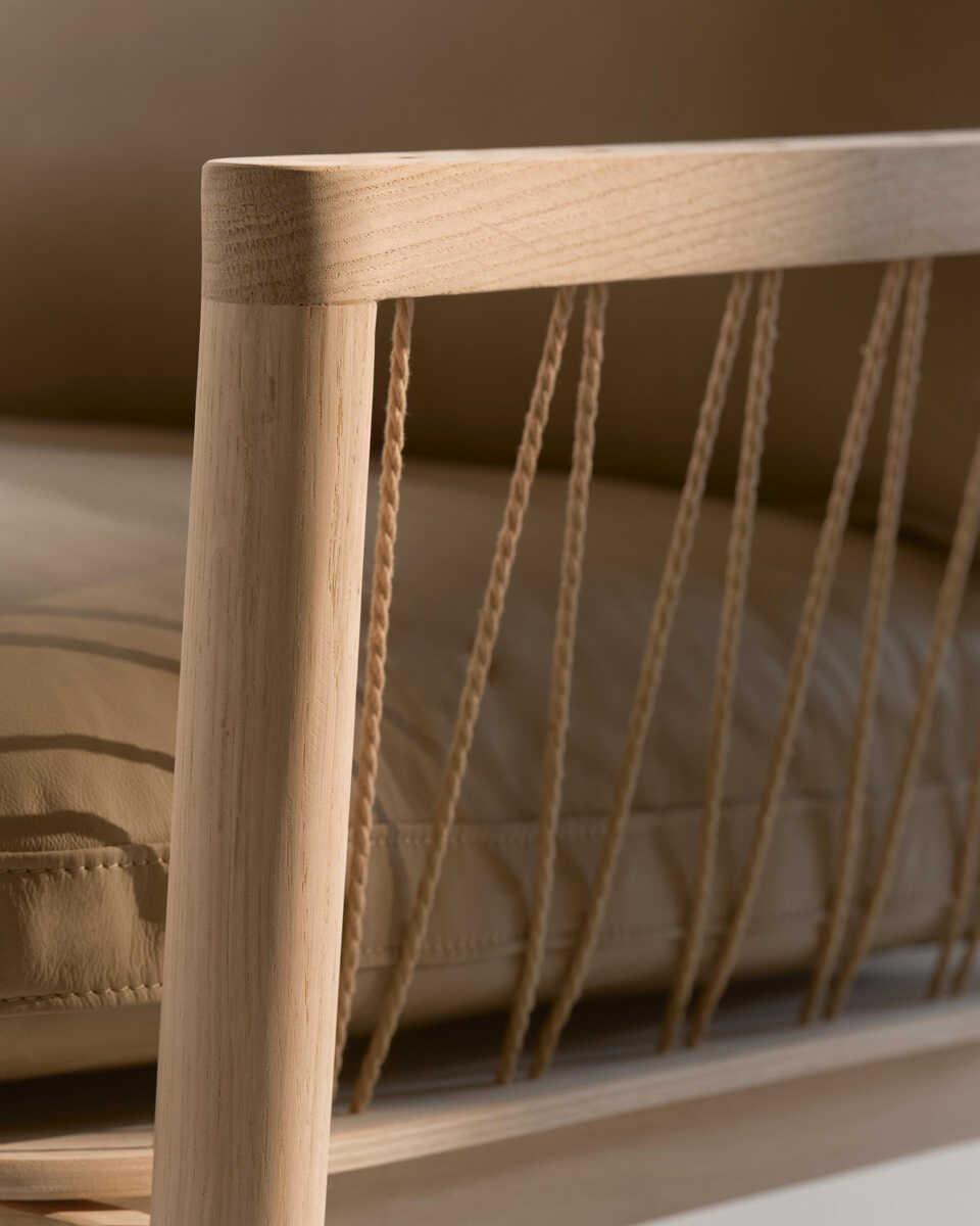 כורסת עץ אלון מולבן Enzo - Idana Furniture