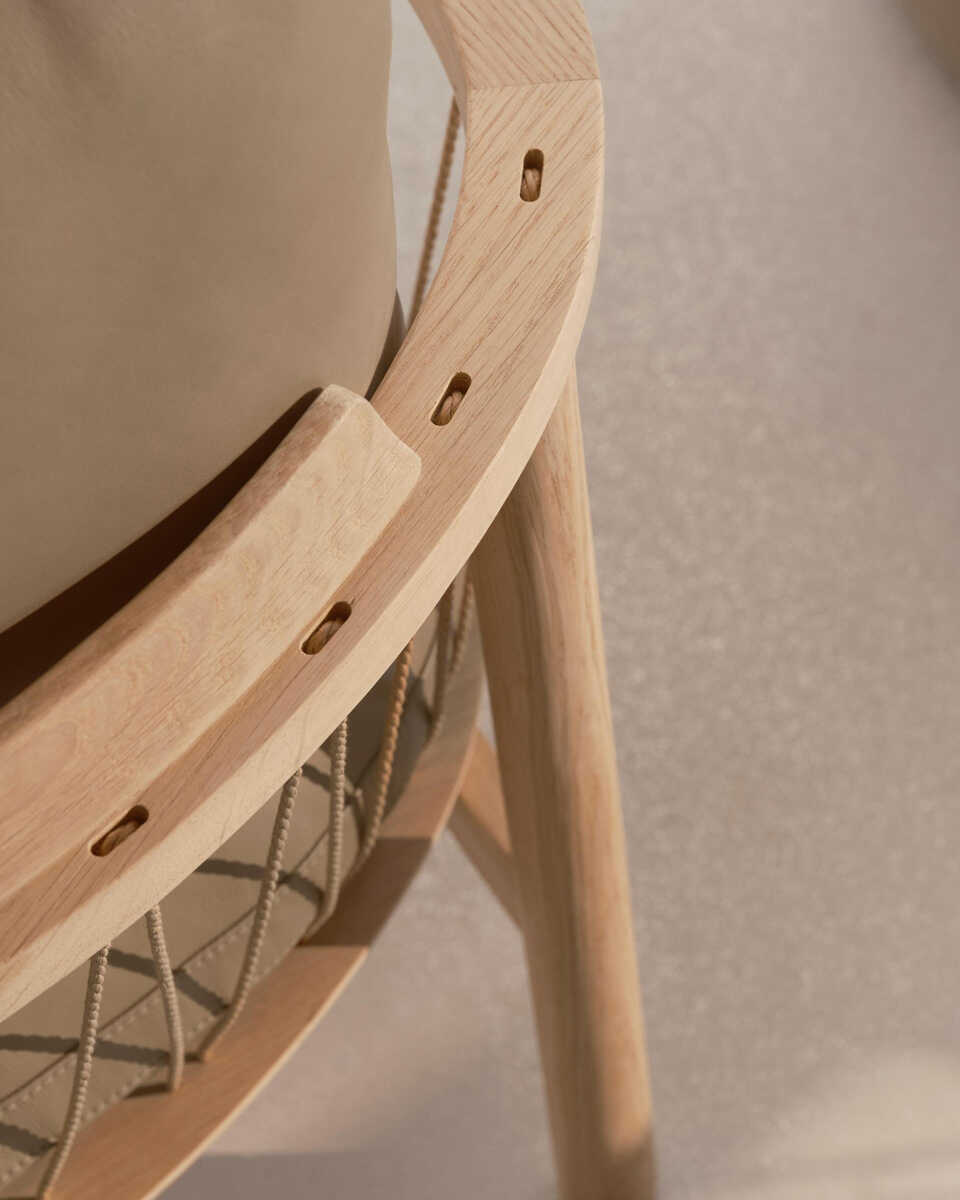 כורסת עץ אלון מולבן Enzo - Idana Furniture