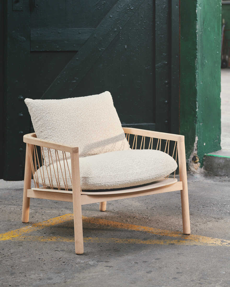 כורסת עץ אלון מולבן Enzo - Idana Furniture