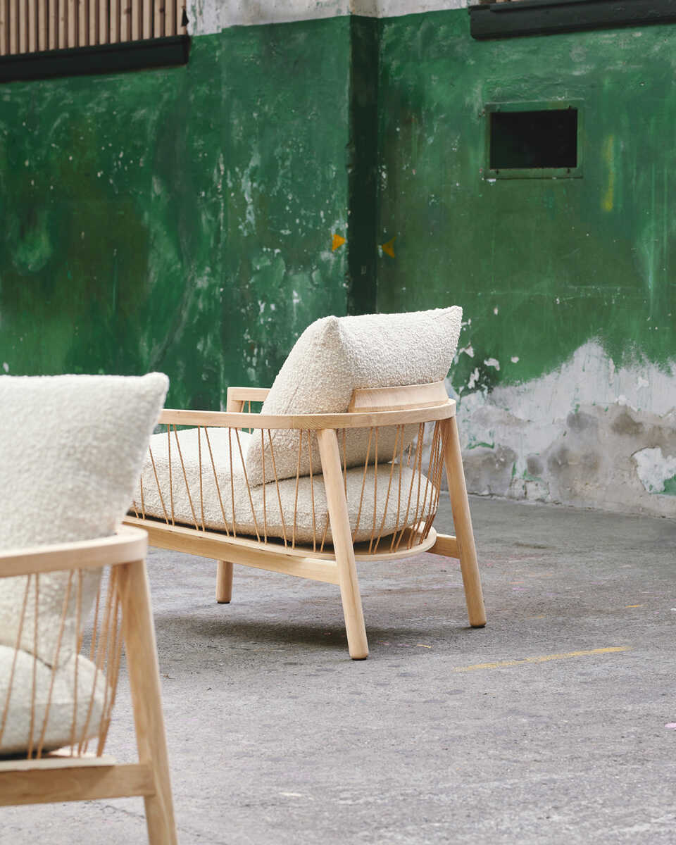 כורסת עץ אלון מולבן Enzo - Idana Furniture