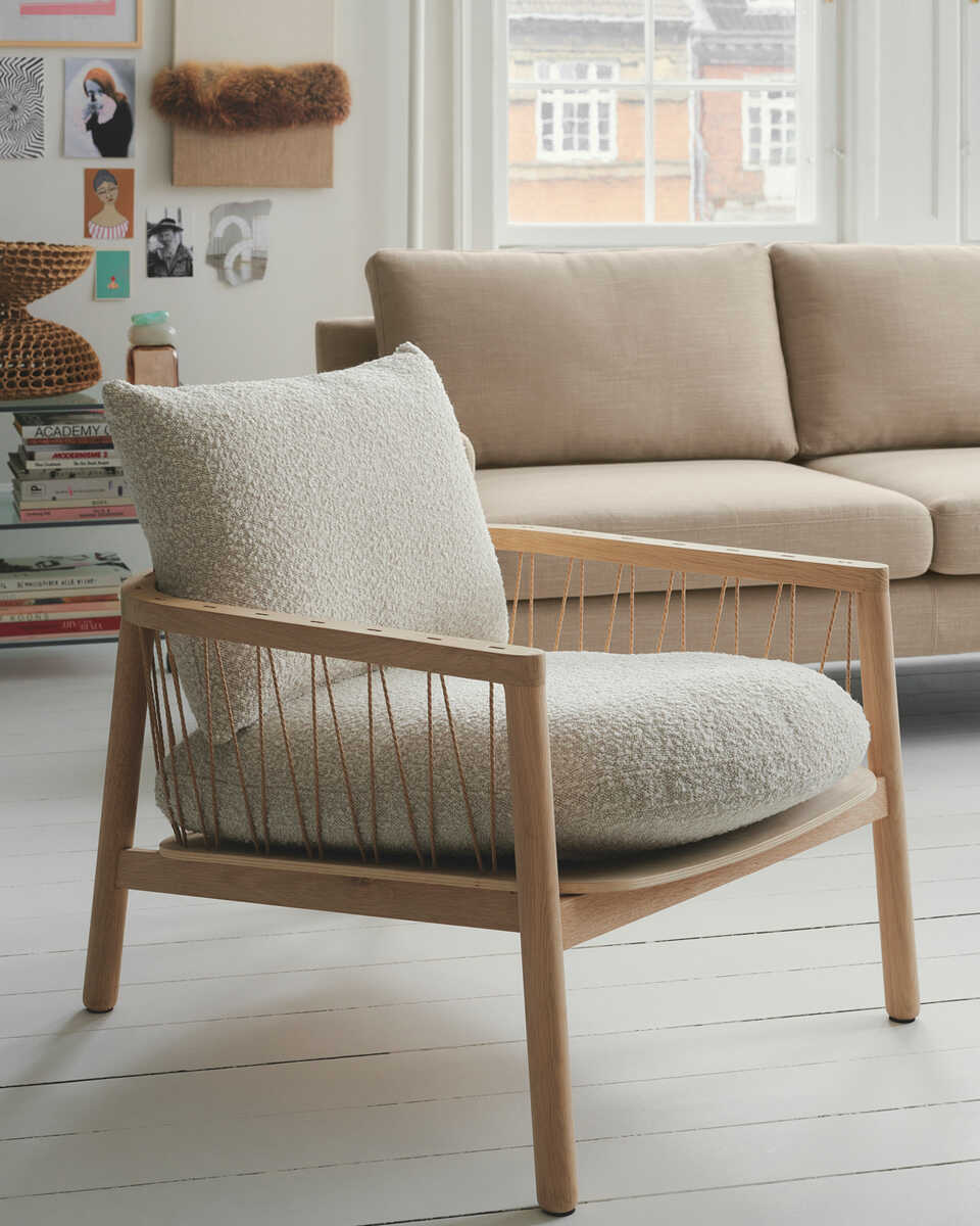 כורסת עץ אלון מולבן Enzo - Idana Furniture