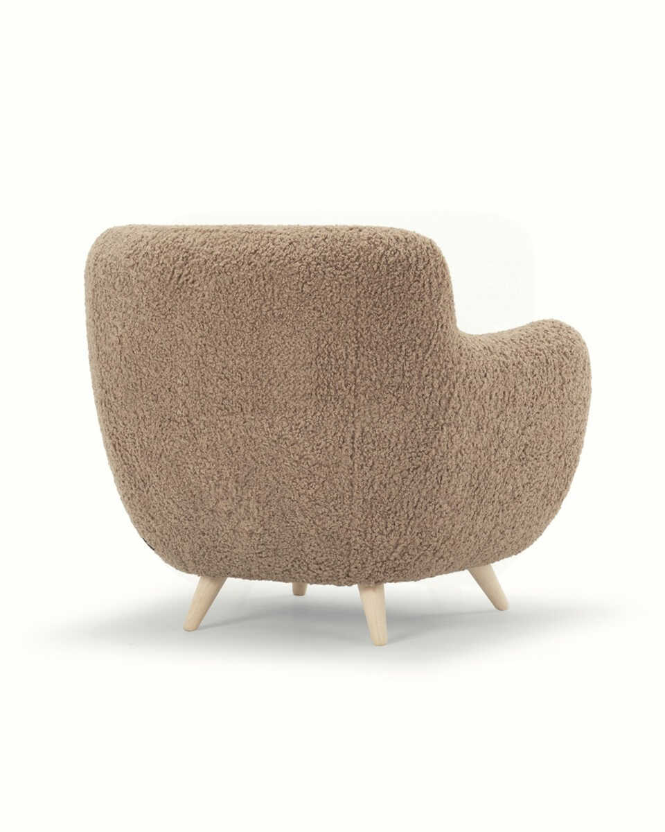 כורסא Otis בצבע Maya Cream בד חום בעיצוב סקנדינבי-Japandi רגלי אלון טבעי