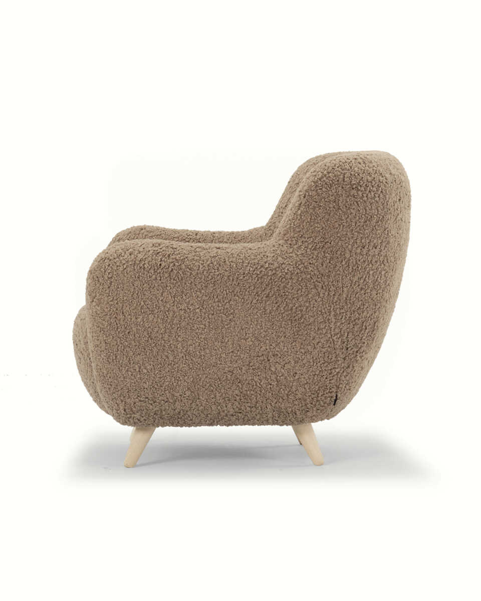 כורסא Otis בצבע Maya Cream בד חום בעיצוב סקנדינבי-Japandi רגלי אלון טבעי