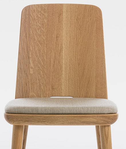 כסא מרופד מעץ אלון