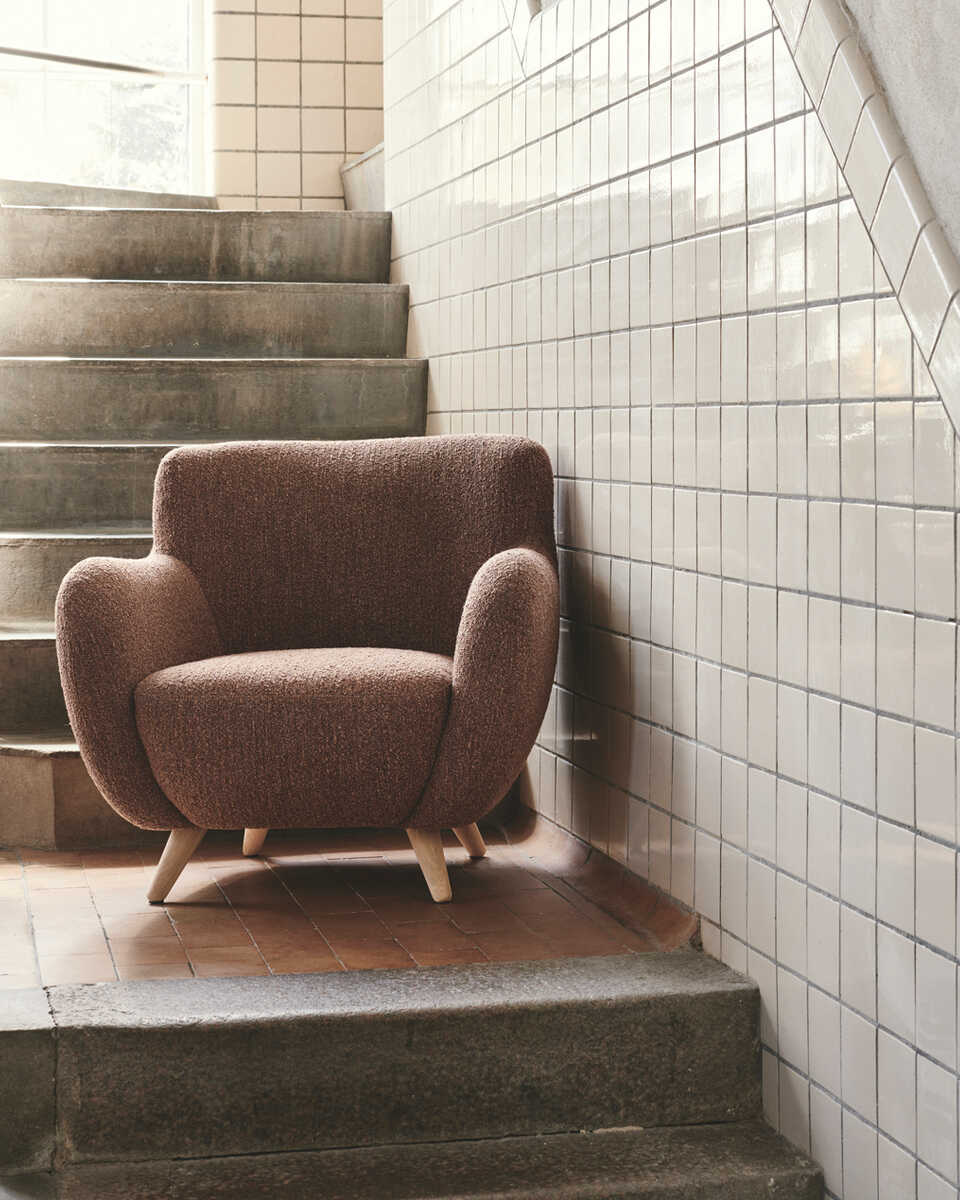 כורסא Otis בצבע Maya Cream בד חום בעיצוב סקנדינבי-Japandi רגלי אלון טבעי