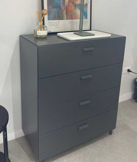 שידת מגירות Relief רחבה מתצוגה - Idana Furniture