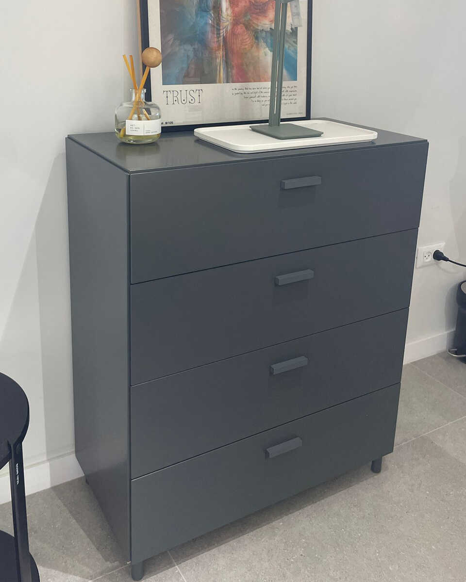 שידת מגירות Relief רחבה מתצוגה - Idana Furniture