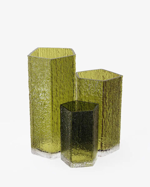 ואזת זכוכית גיאומטרית Causeway מבית Case Furniture בעיצוב פיסולי מודרני במרכז שולחן