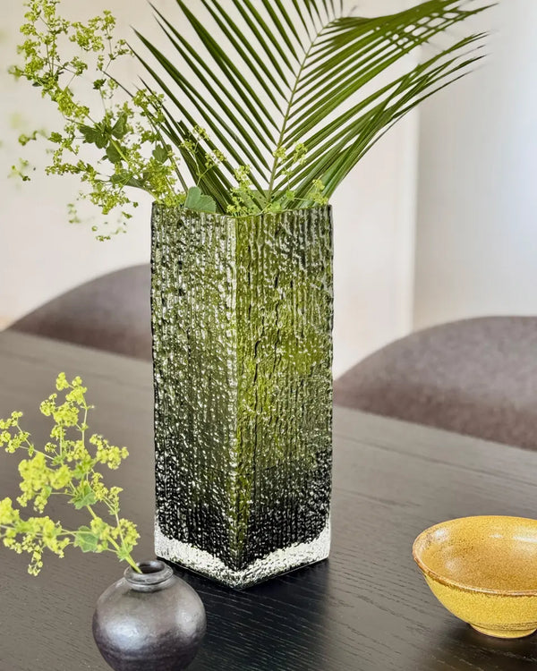 ואזת זכוכית גיאומטרית Causeway מבית Case Furniture בעיצוב פיסולי מודרני במרכז שולחן