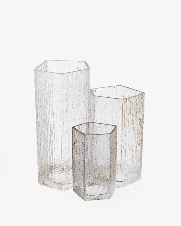 ואזת זכוכית גיאומטרית Causeway מבית Case Furniture בעיצוב פיסולי מודרני במרכז שולחן
