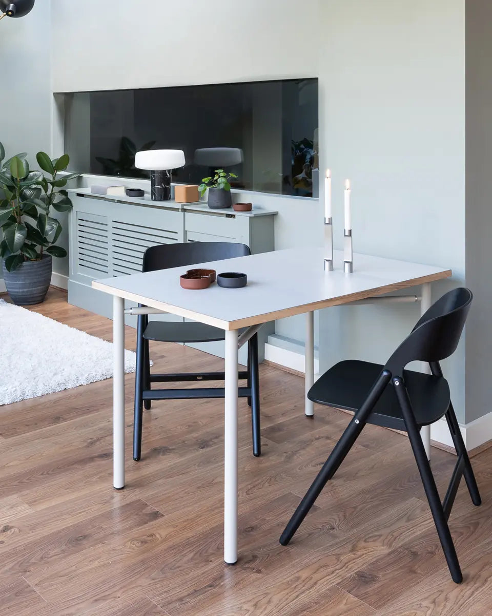 שולחן כתיבה ואוכל קומפקטי Prinds מבית Case Furniture משטח אפור וקצוות עץ