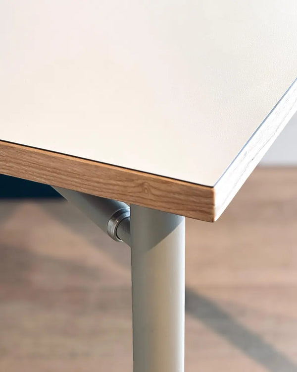 שולחן כתיבה ואוכל קומפקטי Prinds מבית Case Furniture משטח אפור וקצוות עץ