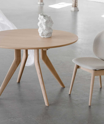 שולחן אוכל עגול מעץ אלון בעיצוב סקנדינבי דגם קורנה נפתח לאירוח גדול אידנה הום