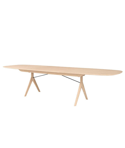 שולחן אוכל סקנדינבי דגם Corna Super Ellipse מעץ אלון של מותג PBJ Designhouse בסטודיו IDANA HOME.