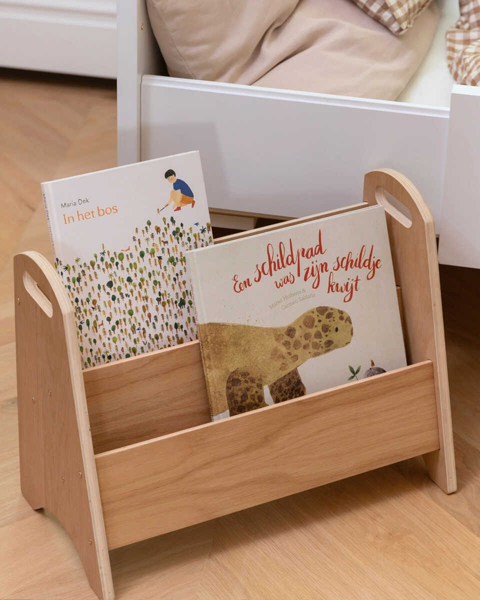 מעמד ספרים לילדים מעץ מלא דגם Hoody מבית Nofred בעיצוב סקנדינבי נקי בגוון חום אדמדם.
