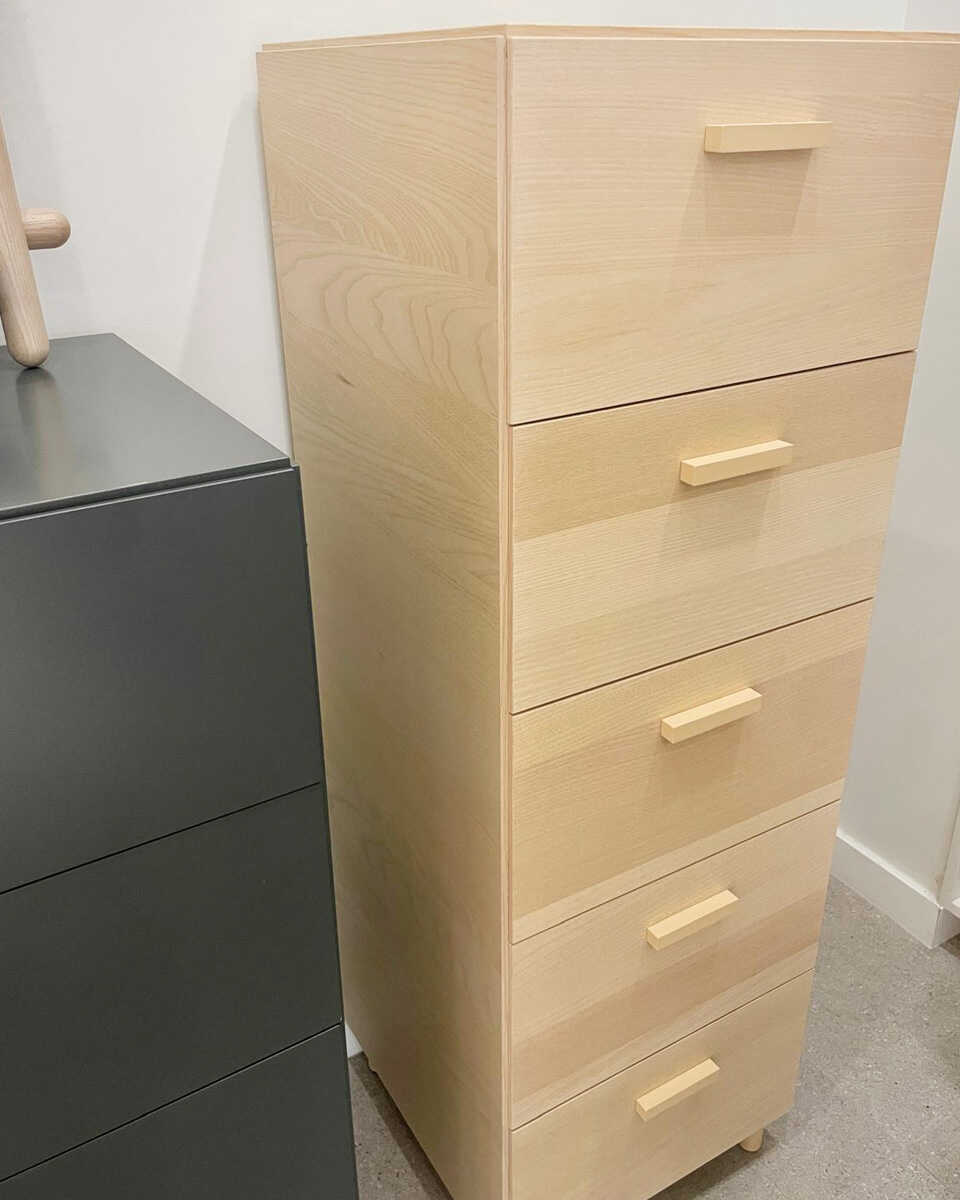 שידת מגירות גבוהה מתצוגה Relief - Idana Furniture