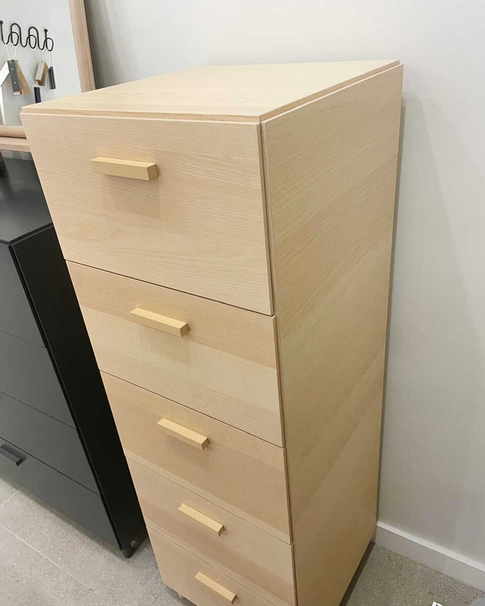 שידת מגירות גבוהה מתצוגה Relief - Idana Furniture