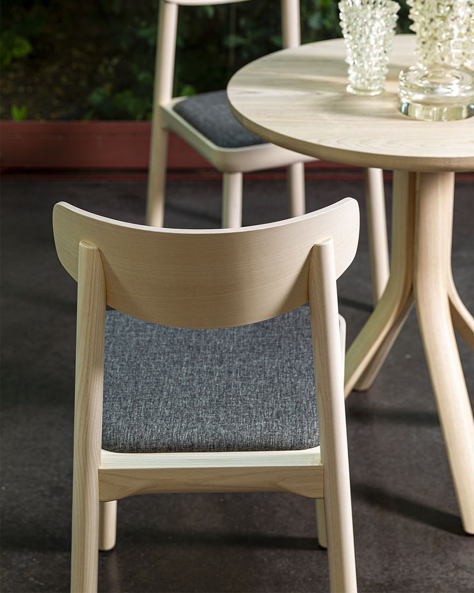 כסא-עץ-למטבח-בסגנון-סקנדינבי-מעץ-מלא-כסא-מרופד-לפינת-אוכלכסא-עץ-למטבח-בסגנון-סקנדינבי-מעץ-מלא-כסא-מרופד-לפינת-אוכל