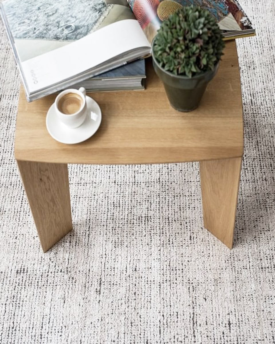 שולחן-סלון-מעץ-מלא-בסגנון-נורדי-סקנדינבי-שולחן-קפה-מעוצב-שולחן-סלון-עץ-אלון