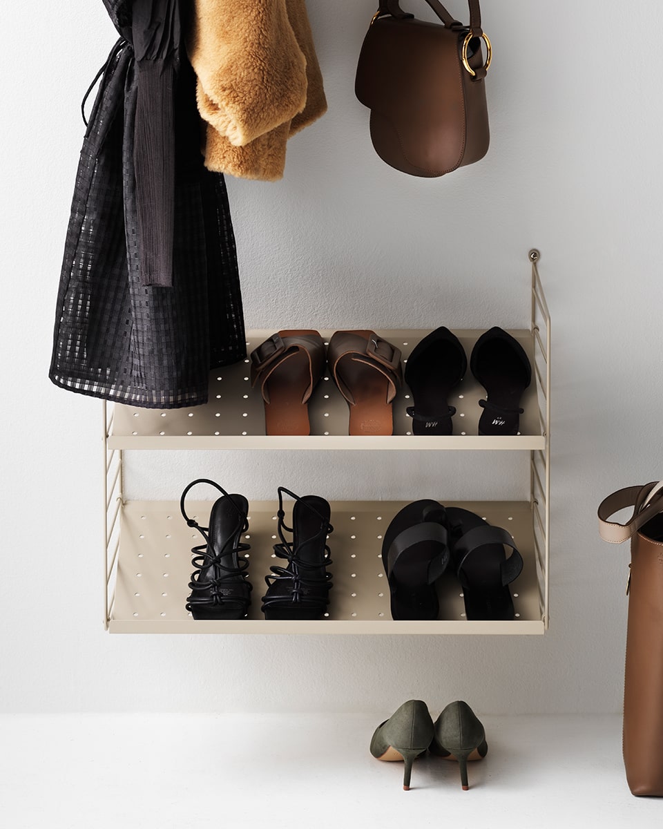 מדפים-ממתכת-לנעליים-בסגנון-סקנדינבי-נורדי-למבואת-כניסה-ארון-נעליים-מעוצב