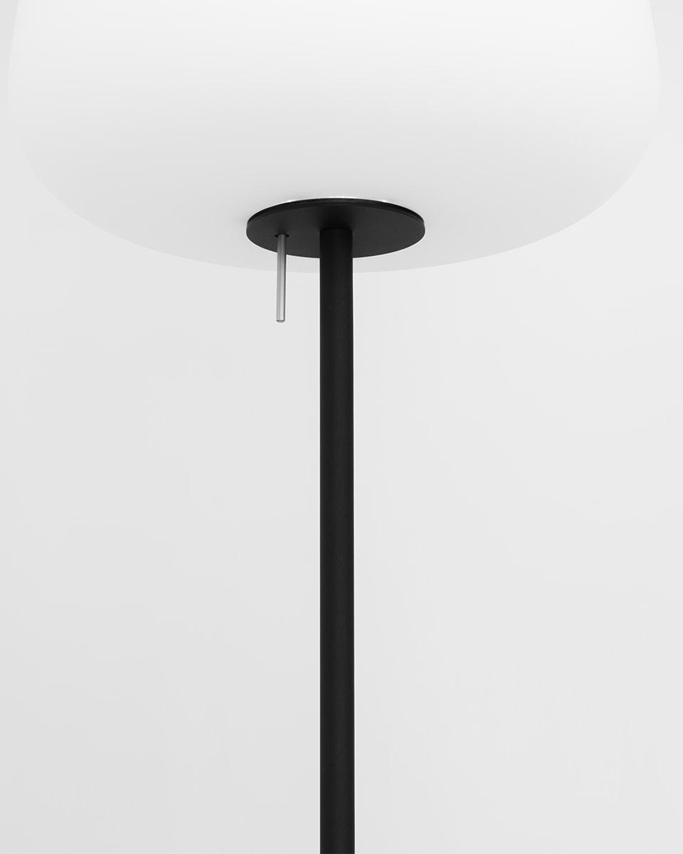 מנורת-רצפה-מעוצבת-נורדית-סקנדינבית-תוצרת-דמנרק-תאורה-לבית-תאורה-לסלון