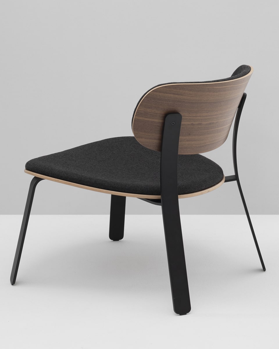 כסא-לאונג'-מרופד-מינימליסטי-מעוצב-עץ-ומתכת-בסגנון-נורדי-סקנדינבי