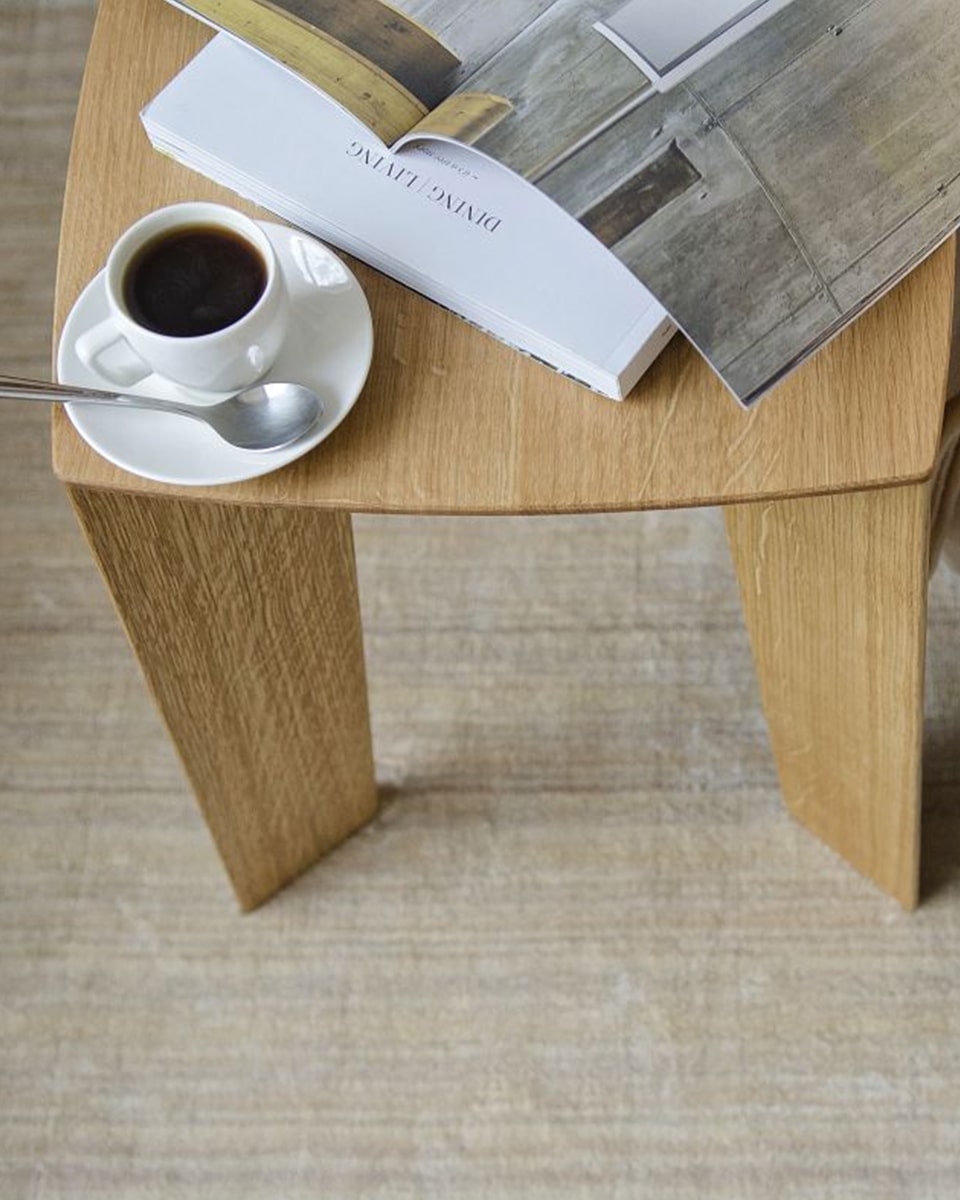 שולחן-צד-מעץ-מלא-בסגנון-נורדי-סקנדינבי-שולחן-קפה-מעוצב-שולחן-סלון-עץ-אלון