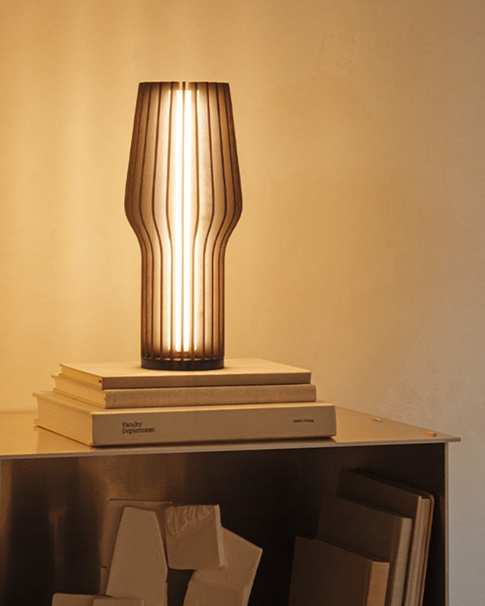 מנורת-שולחן-מעץ-בסגנון נורדי-סקנדינבי-מנורה-מעוצבת