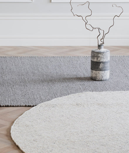 שטיח-עבודת-יד-מעוצב-לסלון-במבצע-בסגנון-נורדי-סקנדינבי-שטיח-עגול