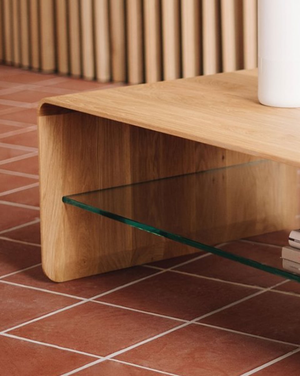 שולחן-עץ-מעוגל-מדף-זכוכית-סקנדינבי-נורדי-שולחן-קפה