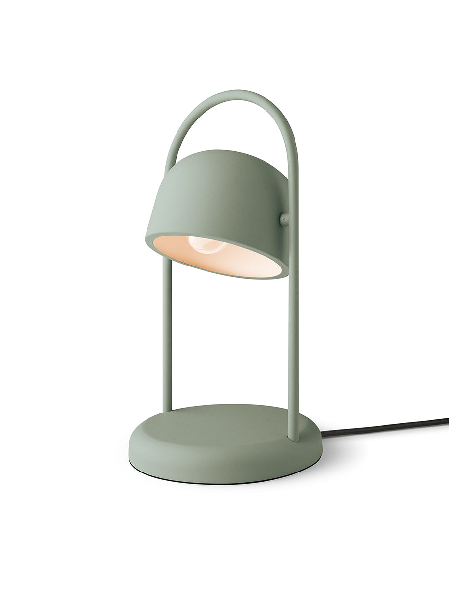 מנורת שולחן  מנורת עבודה מעוצבת נורדית סקנדינבית תוצרת דמנרק תאורה לבית תאורה לסלון