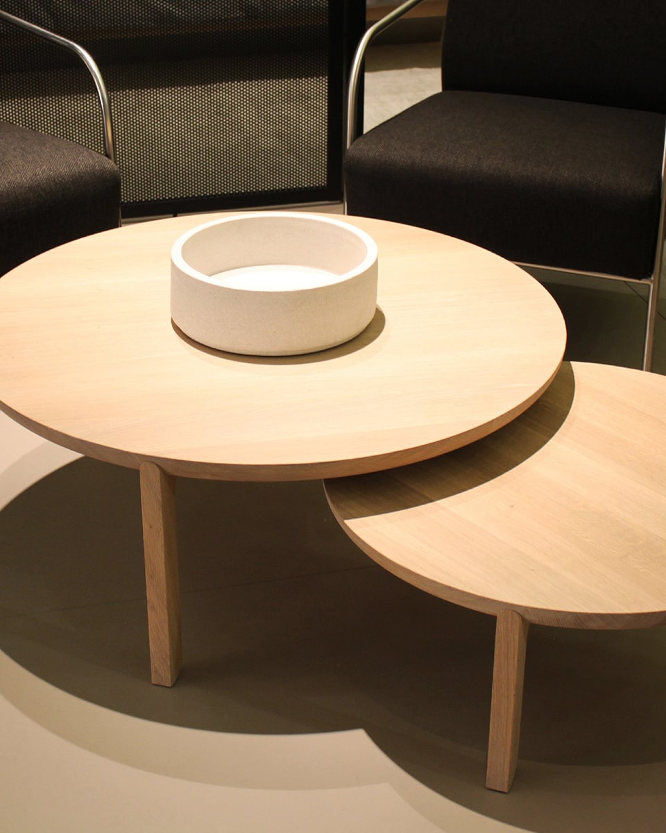 שולחן-קפה-עגול-לסלון-מעץ-מלא-מעוצב-בסגנון-סקנדינבי-נורדי-שולחן-עץ-עגול