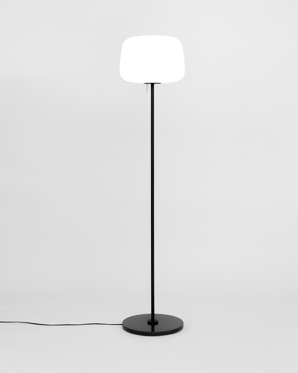 מנורת-רצפה-מעוצבת-נורדית-סקנדינבית-תוצרת-דמנרק-תאורה-לבית-תאורה-לסלון